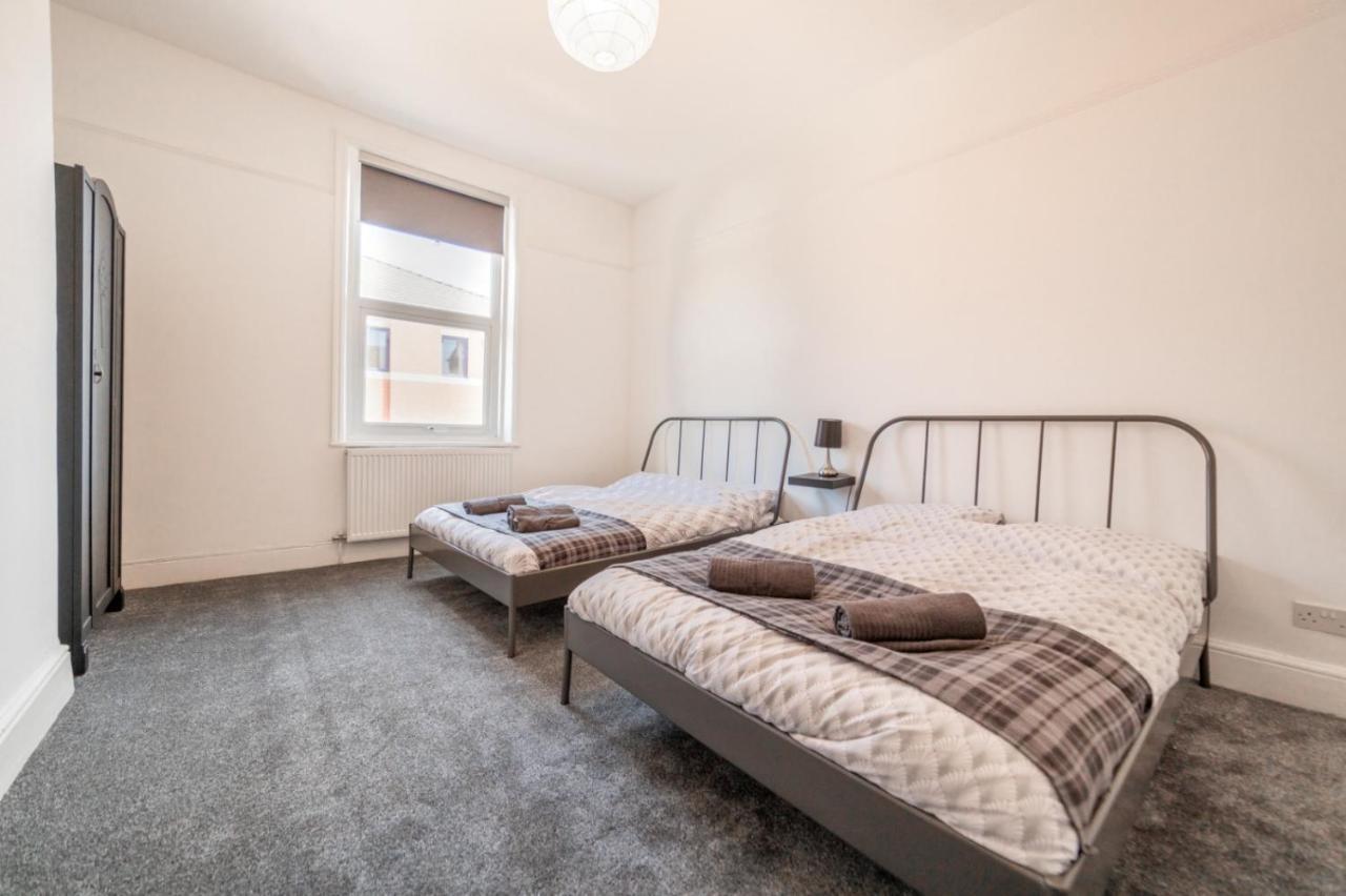 Peaky Blinders Apartment 5 Min Walk To Blackpool Tower Sleeps Up To 14 Kültér fotó