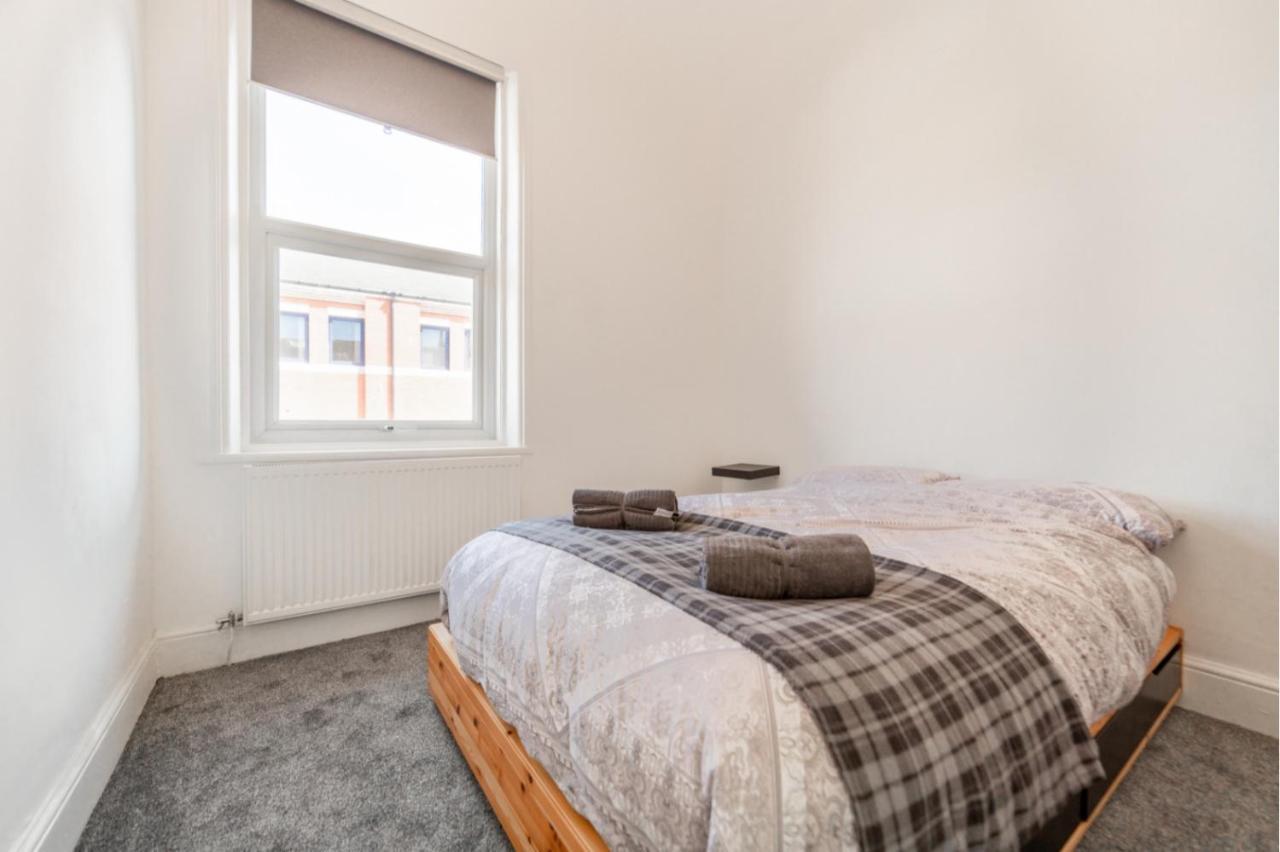 Peaky Blinders Apartment 5 Min Walk To Blackpool Tower Sleeps Up To 14 Kültér fotó